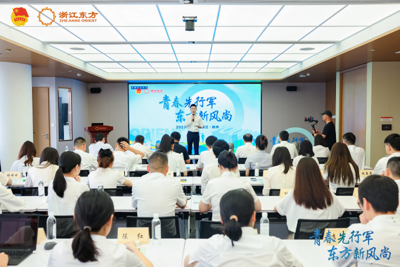 主题团日暨优秀青年表彰大会.jpg